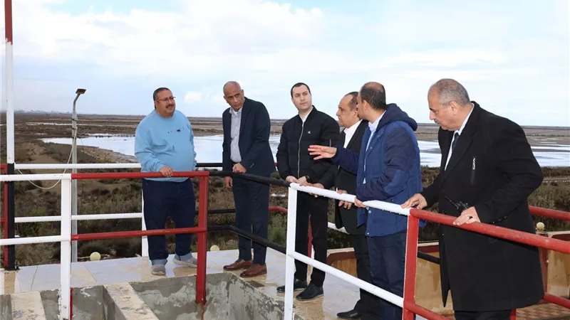 محافظ كفر الشيخ يتابع انتظام العمل بمحطة مياه الشمالية بمطوبس