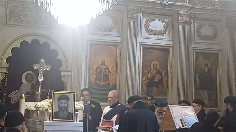 وسط حضور شعبي.. صلاة الجنازة على القمص تادرس عطية بـ«كاتدرائية الإسكندرية»