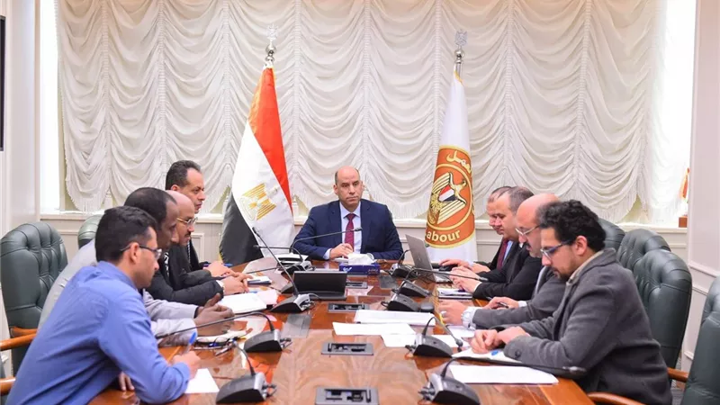 وزير العمل يتابع الاستعدادات الخاصة بالانتخابات النقابية
