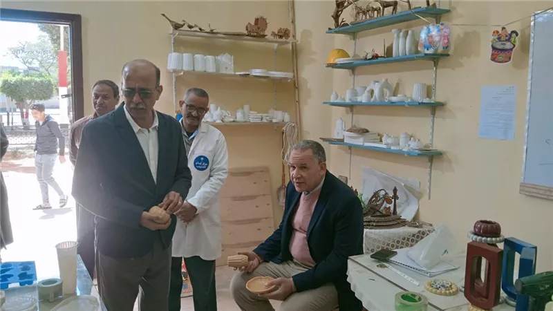 مدير تعليم أسيوط يتفقد مركز «إبداع» للحرف اليدوية والتراثية 