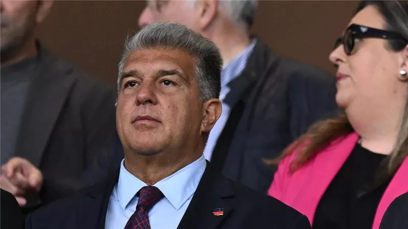 لابورتا يحذر أتلتيكو مدريد: عرض برشلونة لضم ألفاريز لن يستمر طويلا