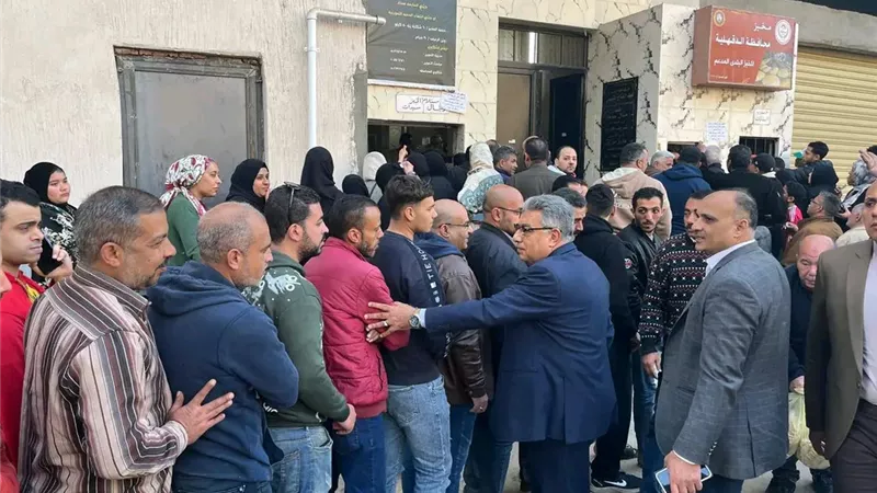 في مشهد لافت.. محافظ الدقهلية يشرف على تنظيم صرف الخبز بنفسه 
