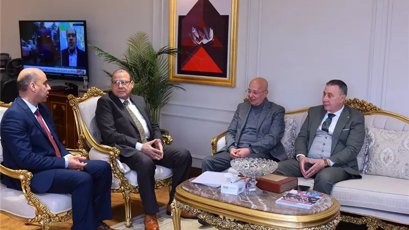 وزير العمل يؤكد على ترسيخ مبادئ الحوار الاجتماعي مع ممثلي النقابات