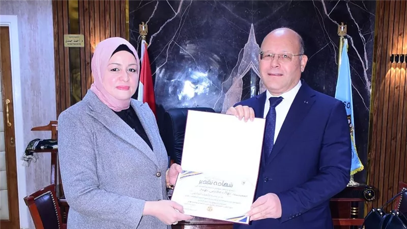 رئيس جامعة سوهاج يكرم نهال المغربي لحصولها على جائزة مصر للتميز الحكومي