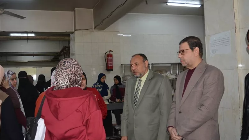بعد رصد شكاوى.. نائب رئيس جامعة الأزهر يتفقد مطعم المدينة الجامعية بأسيوط