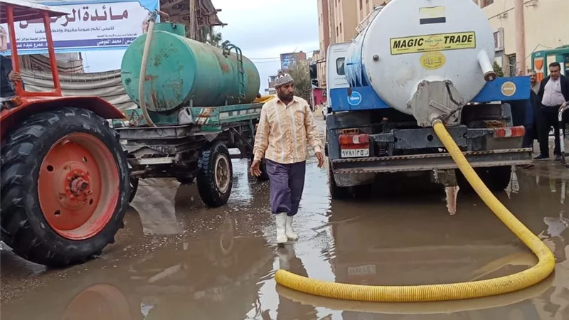 عقب سقوط أمطار.. محافظ الشرقية يوجه بالدفع بسيارات الشفط والكسح|صور
