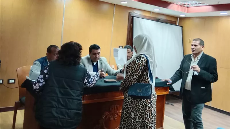 نائب محافظ الأقصر يبحث 38 طلبا وشكوى خلال لقاء اليوم المفتوح