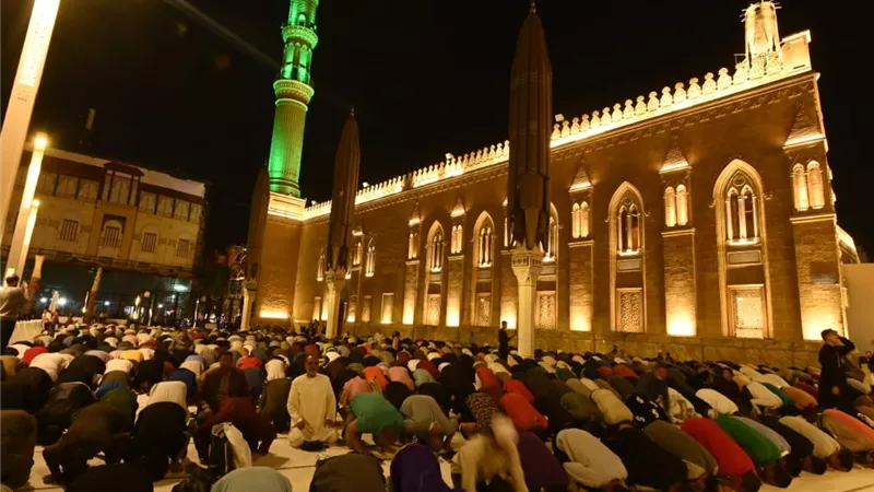 بث مباشر.. نقل شعائر صلاة التراويح من مسجد الإمام الحسين 