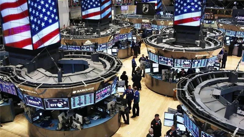 وول ستريت تتراجع بعد حكم المحكمة العليا وضغوط الذكاء الاصطناعي 