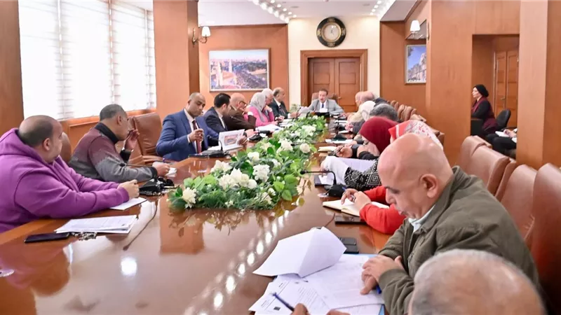 محافظ بورسعيد يعقد اجتماعا موسعا مع رؤساء الأحياء لمتابعة عدد من الملفات