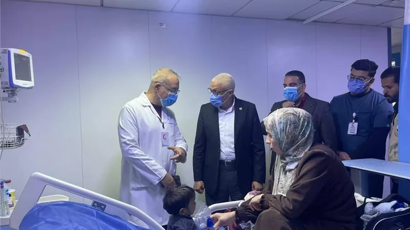 محافظ شمال سيناء يتفقد مستشفى الشيخ زويد ويزور الجرحى الفلسطينيين