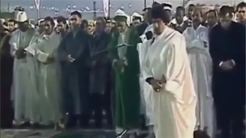 «ما أنت بنعمة ربك بمجنون»| فيديو متداول للقذافي يؤم المصلين بصلاة التراويح