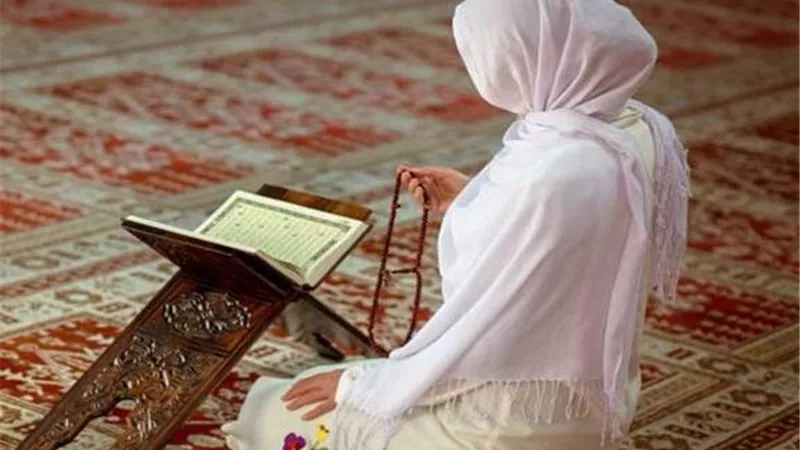 ما حكم صلاة الحائض في رمضان؟ وهل يجوز لها قراءة القرآن؟.. أمين الفتوى يجيب
