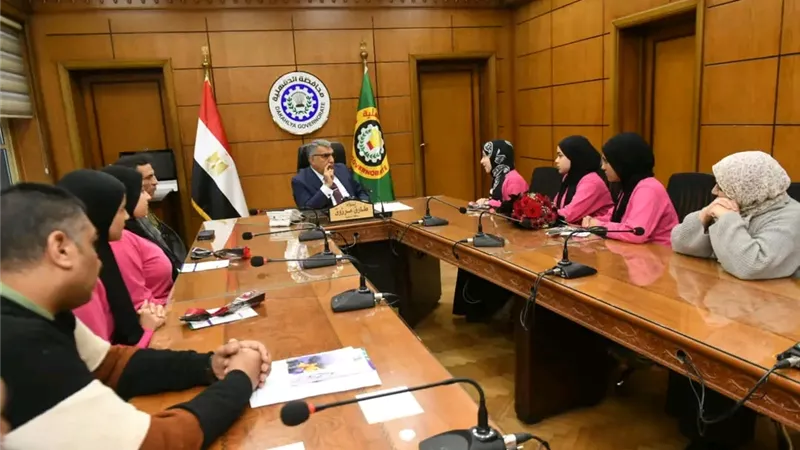 محافظ الدقهلية يلتقي فتيات مبادرة «بنات ريحانة»