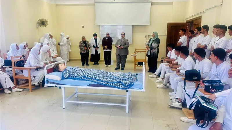 رئيس جامعة كفر الشيخ يتفقد كلية التمريض ويشيد بجاهزية المعامل