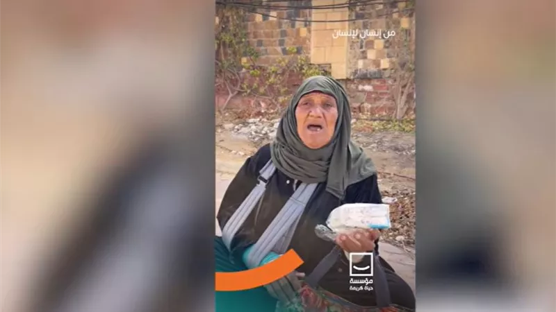 سيدة مسنة تكافح لإعالة عائلة نجلها بعد تعرضها لحادث مؤلم