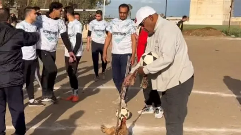 لقطة طريفة في دورة رمضانية بميت الحلوج بالدقهلية.. فرختان جائزة لأفضل لاعب