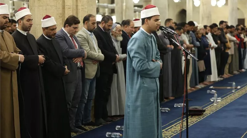 طالب لم يتجاوز 18 عاماً يؤم المصلين في التراويح بالجامع الأزهر.. تعرف عليه