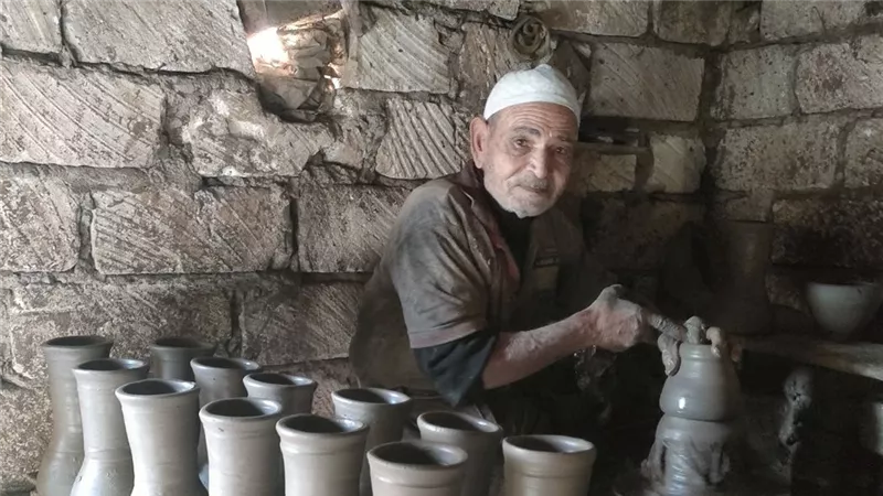 70 سنة من الكفاح والإبداع.. قصة عم فتحى أقدم صانع فخار بالبحيرة