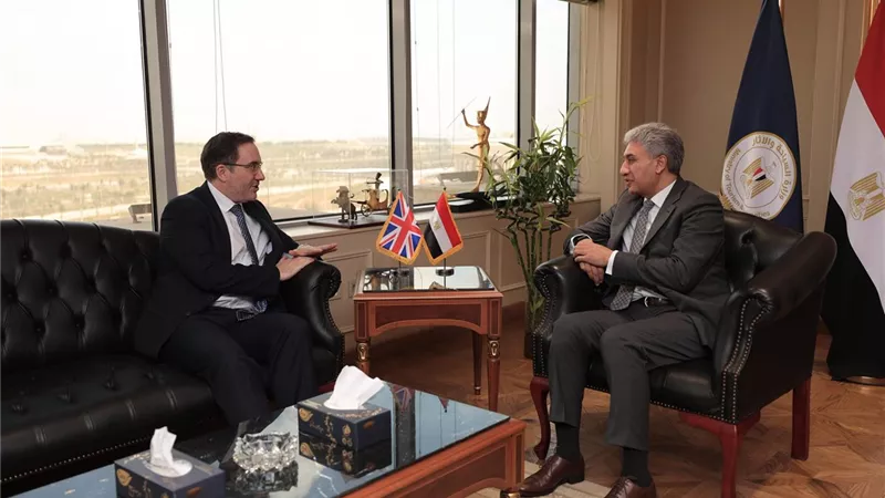 وزير السياحة يبحث مع السفير البريطاني تعزيز التعاون المشترك 
