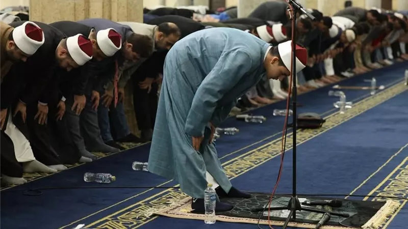 لم يتجاوز 18 عاما.. من الطالب الذي أم المصلين في تراويح الجامع الأزهر؟