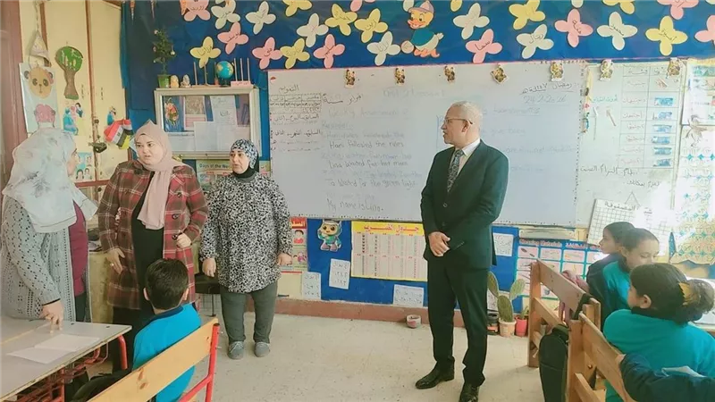 مدير تعليم الإسماعيلية يتفقد مدرسة عباس العقاد الابتدائية