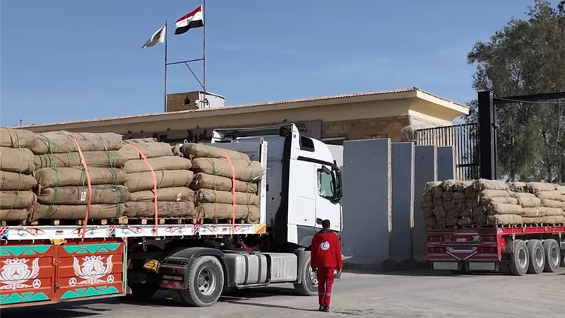 الهلال الأحمر المصري يدعم غزة بخيام وبطاطين بسبب الطقس البارد|صور
