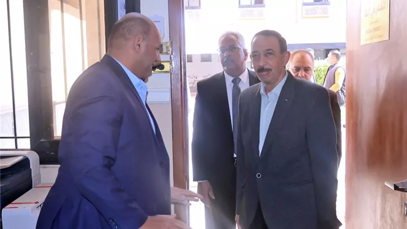 محافظ سوهاج يتفقد إدارات الديوان العام ويوجه بزيادة فاعلية الأداء