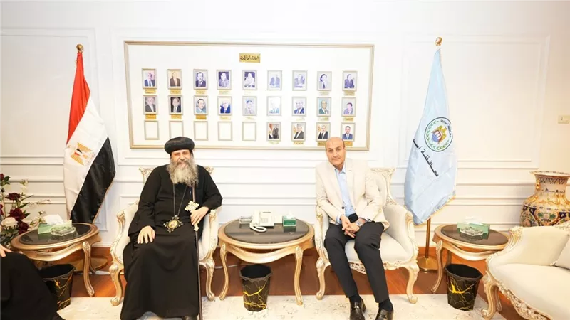 محافظ أسيوط يستقبل رئيس الدير المحرق والوفد المرافق له للتهنئة بمهام منصبه