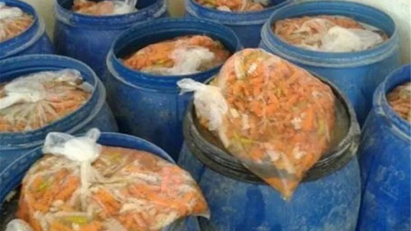 «تموين الغربية» يضبط 2 طن مخللات مجهولة المصدر داخل مصنع بالمحلة