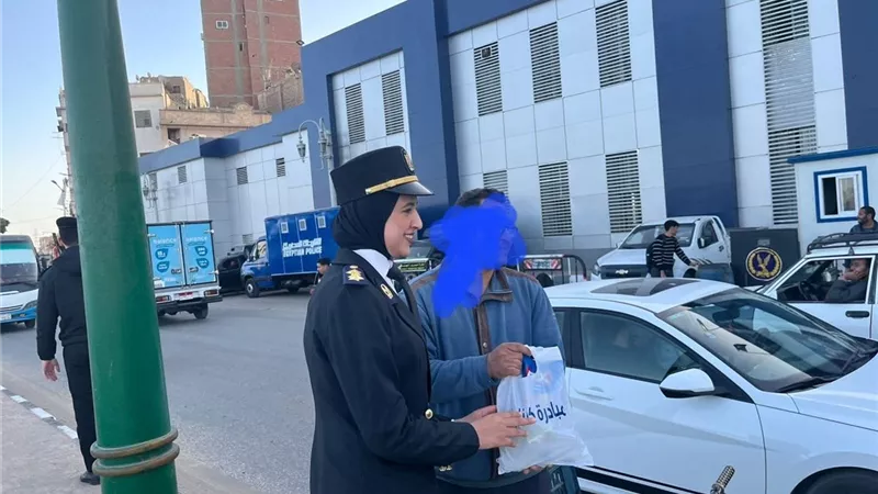 لفتة إنسانية.. مديرية أمن أسيوط توزع وجبات إفطار على الصائمين