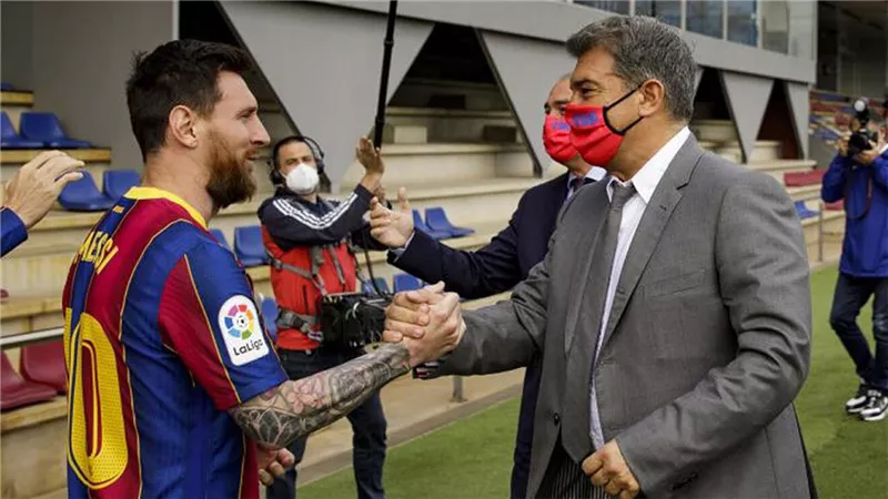 لابورتا يكشف كواليس رحيل ميسي عن برشلونة ويوضح أسباب فشل التجديد