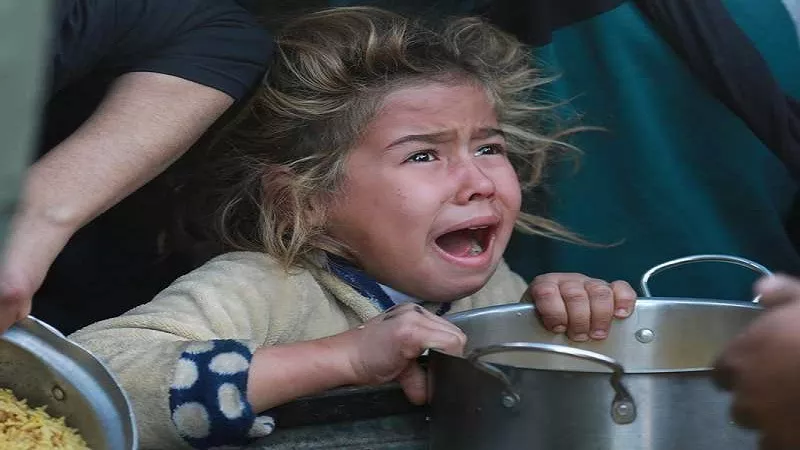 الآلاف يصرخون من شبح الجوع.. الأونروا تحذر من كارثة إنسانية في غزة|فيديو
