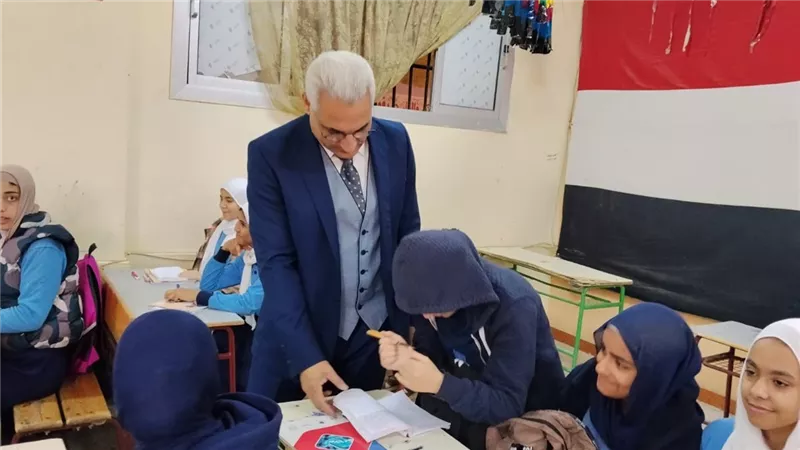 وكيل تعليم القاهرة يتابع سير العملية التعليمية بمدرسة «تحيا مصر» بالمقطم