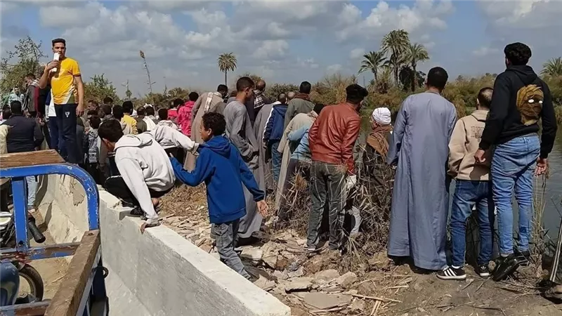 الصور الأولى من حادث انقلاب سيارة بترعة في المنيا.. مصرع وإصابة 7 أشخاص