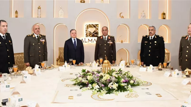 فيديو.. وزيرا الدفاع والداخلية يشهدان حفل إفطار بمناسبة شهر رمضان 