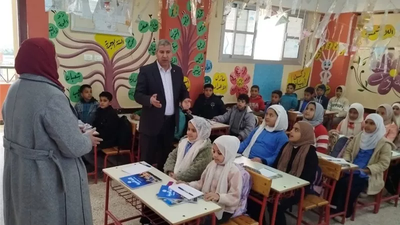 وكيل تعليم الشرقية يختبر التلاميذ في القراءة والكتابة خلال جولة مفاجئة