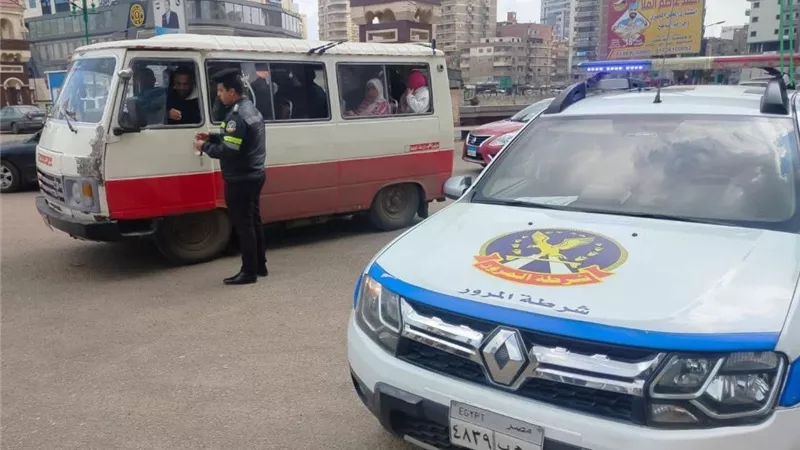 حملات مرورية بالشرقية لضبط سيارات السرفيس والتكاتك المخالفة|صور