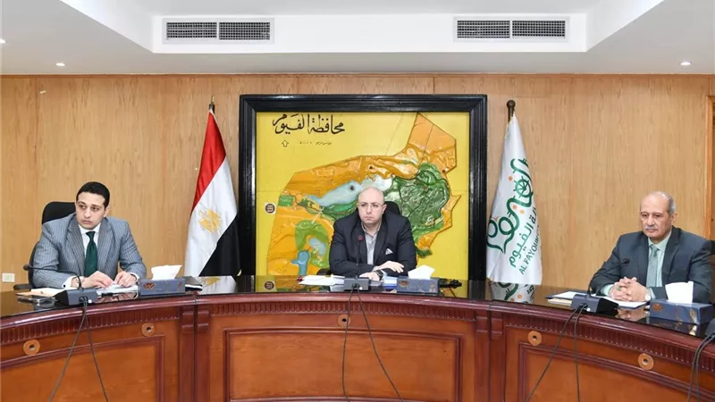 محافظ الفيوم يتابع رفع كفاءة الخدمات والملفات الحيوية