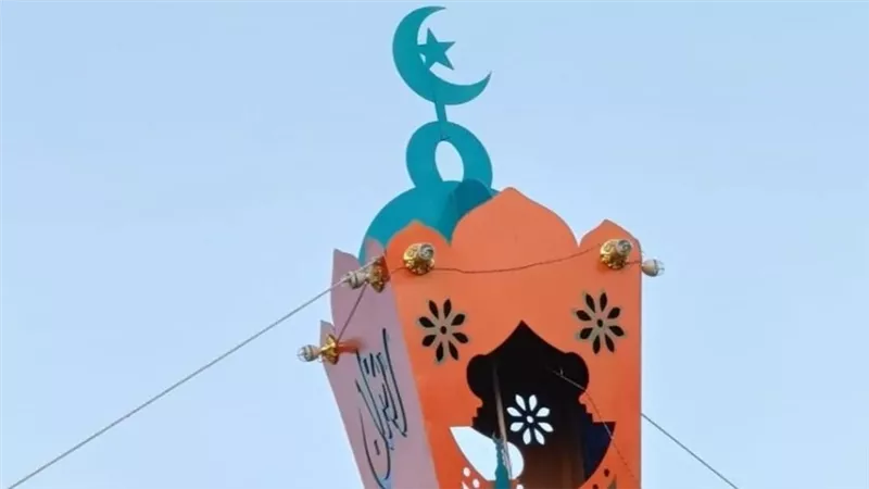 شاب من مطاي يصنع أطول فانوس خشبي بالمنيا ويتبرع به لتزيين مسجد قريته