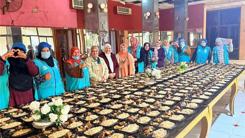 «مطبخ المصرية بإيد بناتها».. عطاء متواصل يملأ موائد رمضان بالخير