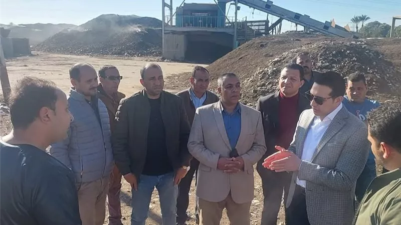 نائب محافظ الفيوم يتفقد مصنع تدوير القمامة بالعدوة ويقيّم كفاءة المعدات
