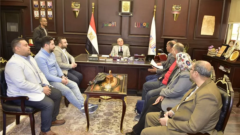 محافظ الأقصر يبحث مع وفد نقابة الأطباء احتياجات القطاع الصحي