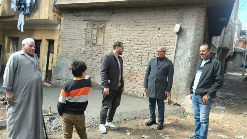 رئيس مركز ومدينة بلطيم يتابع أعمال تركيب الإنترلوك
