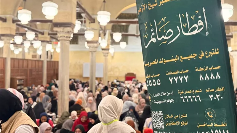  رواد الجامع الأزهر يشكرون الإمام الأكبر وبيت الزكاة على مبادرة إفطار صائم