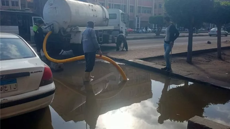 رئيس مدينة كفر الشيخ يتابع جهود كسح مياه الأمطار