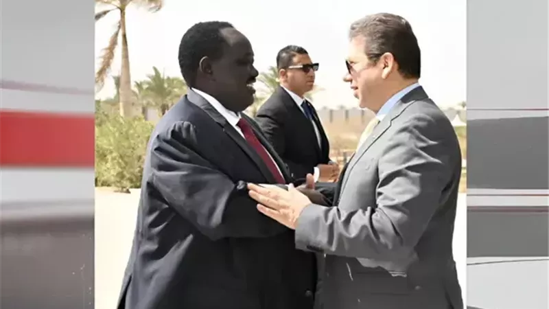 رئيس المخابرات يلتقي وفدا رفيع المستوى من جنوب السودان 
