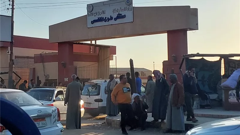 الأهالي يحتشدون أمام مستشفى ملوي لاستلام جثامين ضحايا الميكروباص المقلوب