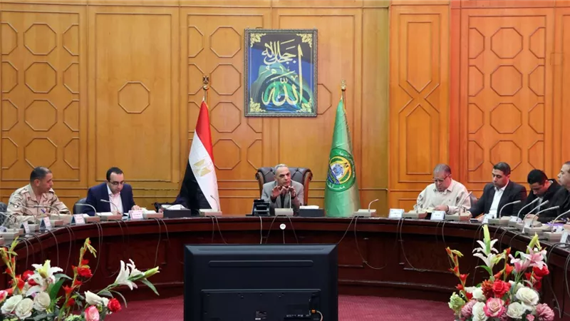 محافظ الإسماعيلية يلتقي أصحاب المخابز ويشدد على أهمية جودة الرغيف 