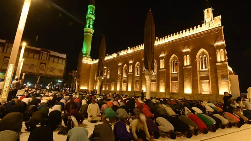 بث مباشر.. صلاة التراويح من مسجد «الحسين» في الليلة الـ25 من رمضان